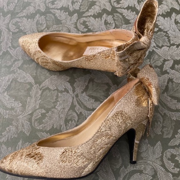 Frederico Leone Gold Heels with Bows✨ - Picture 2 of 7